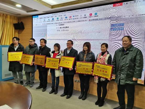 说明: D:\照片\2021年\党委书记谢云为旅游管理系陈雪玲颁发2020年学院“创业工作先进集体”奖励（右二）\党委书记谢云为旅游管理系陈雪玲颁发2020年学院“创业工作先进集体”奖励（右二）.png