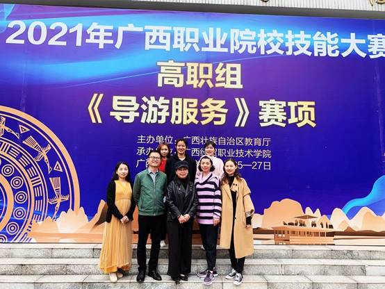 说明: C:\Users\-\Desktop\导游服务赛项新闻稿\导游服务赛项新闻稿\参赛选手与领导、老师合影.jpg