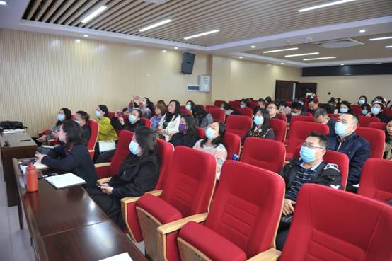 老师们认真聆听刘杰英副校长讲课.JPG