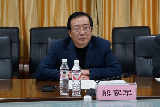 自治区商务厅党组成员,副厅长熊家军出席会议