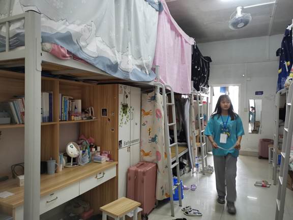 说明: 检查小组正在检查宿舍安全情况