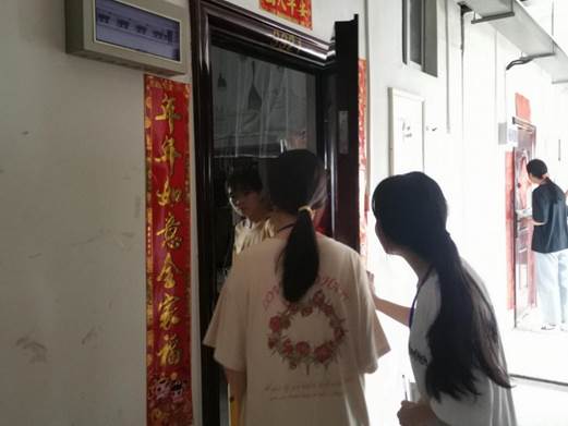 说明: 检查小组认真进行点名