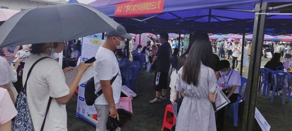 毕业生参加求职面试现场