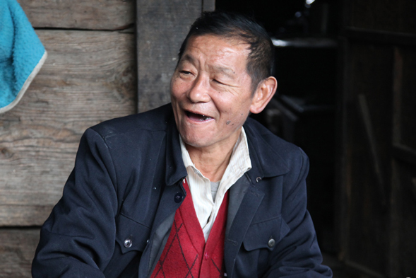 高德荣倾心为民的独龙族老县长