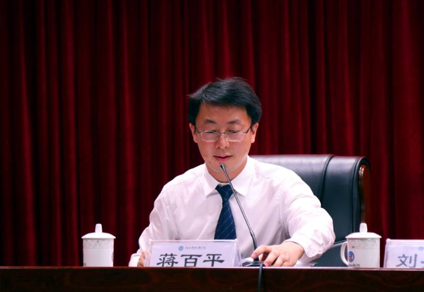 蒋百平副院长主持会议随后,蒋百平副院长提出审议事项,教职工代表分别