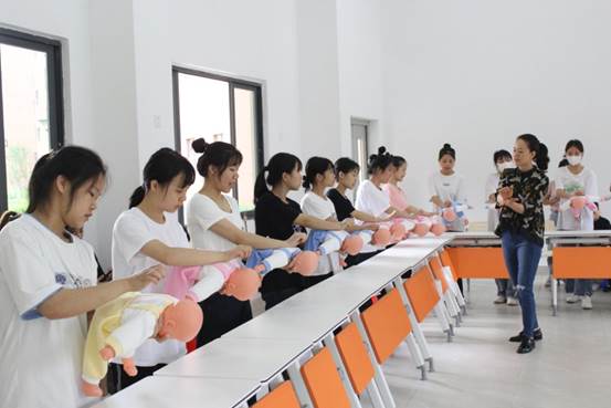 婴幼儿托育专业学生课堂授课现场